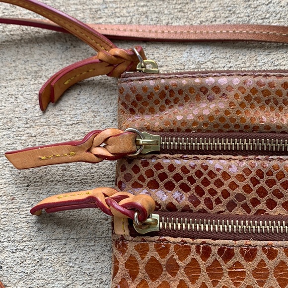 Vintage Dooney & Bourke lizard embossed leather 3-zip crossbody bag 8” 23in drop - Picture 6 of 16